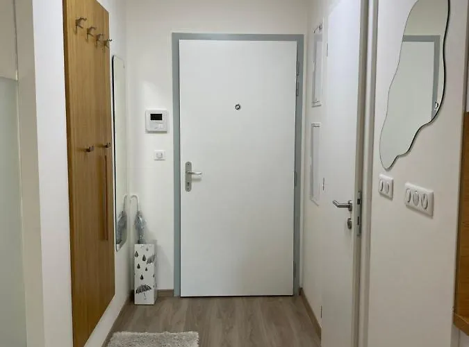 Lia - Private Parking Апартаменти